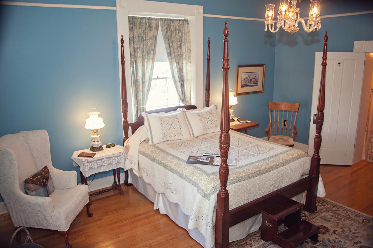 The Carriage Inn Bed And Breakfast Charles Town Exterior foto