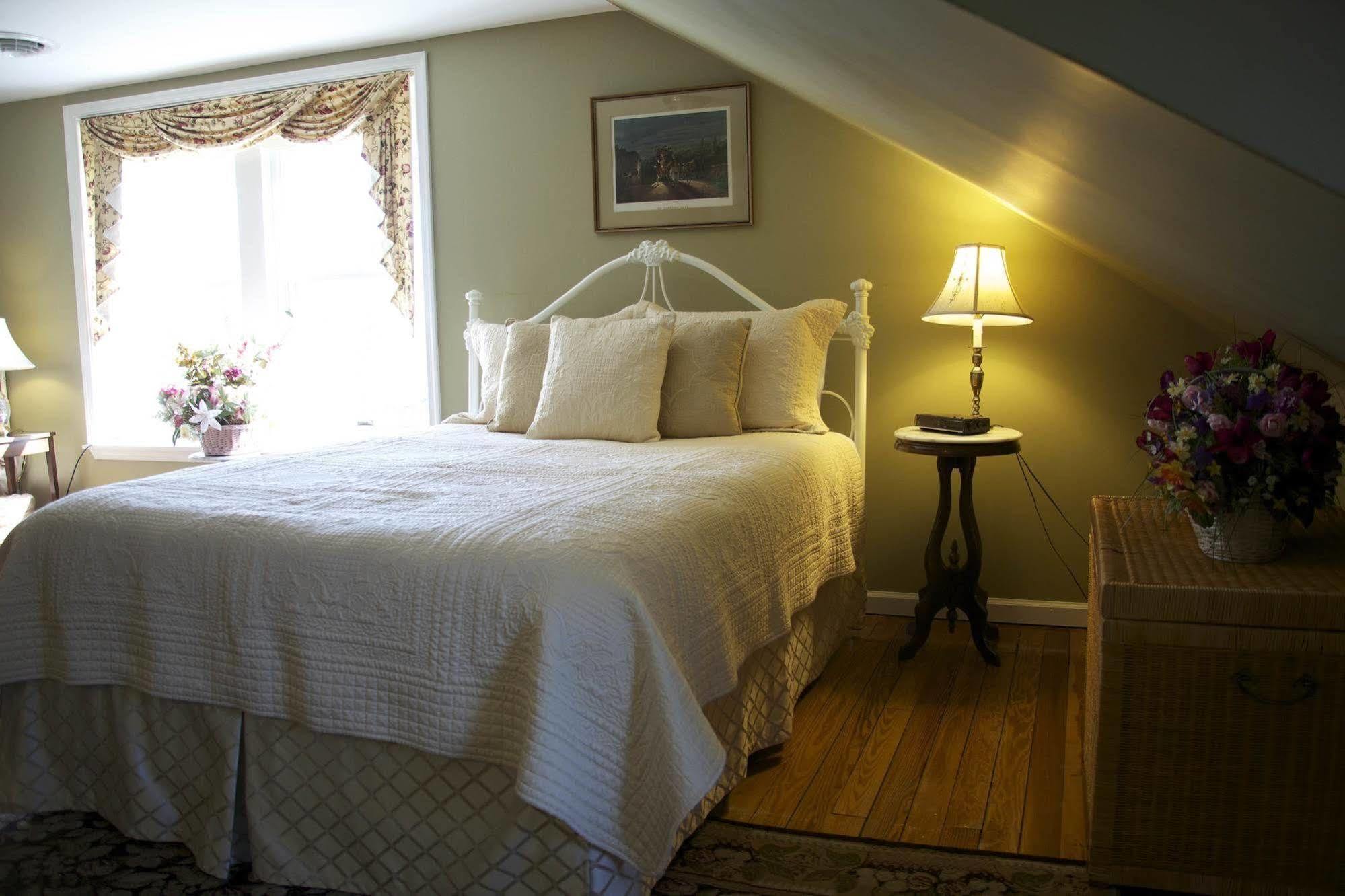 The Carriage Inn Bed And Breakfast Charles Town Exterior foto